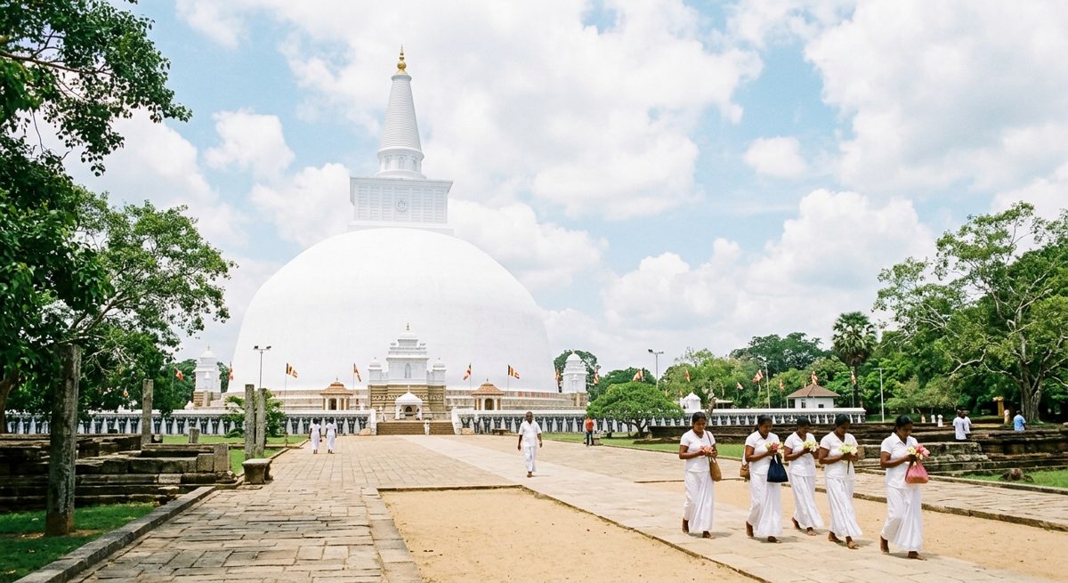 Grand stupa blanc bouddhiste du triangle culturel du Sri Lanka